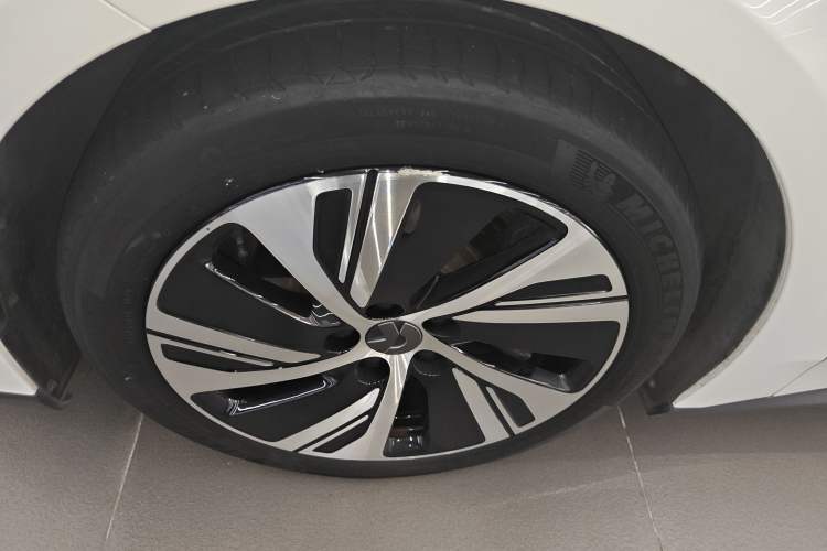 Used Nio ET5 2022 75 kWh Left Front Wheel Hub