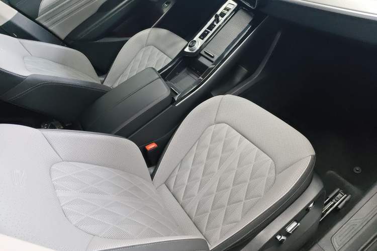 Used Volkswagen Tavendor 2024 380TSI All-Wheel Drive R-Line Cruise Edition Right Front Seat