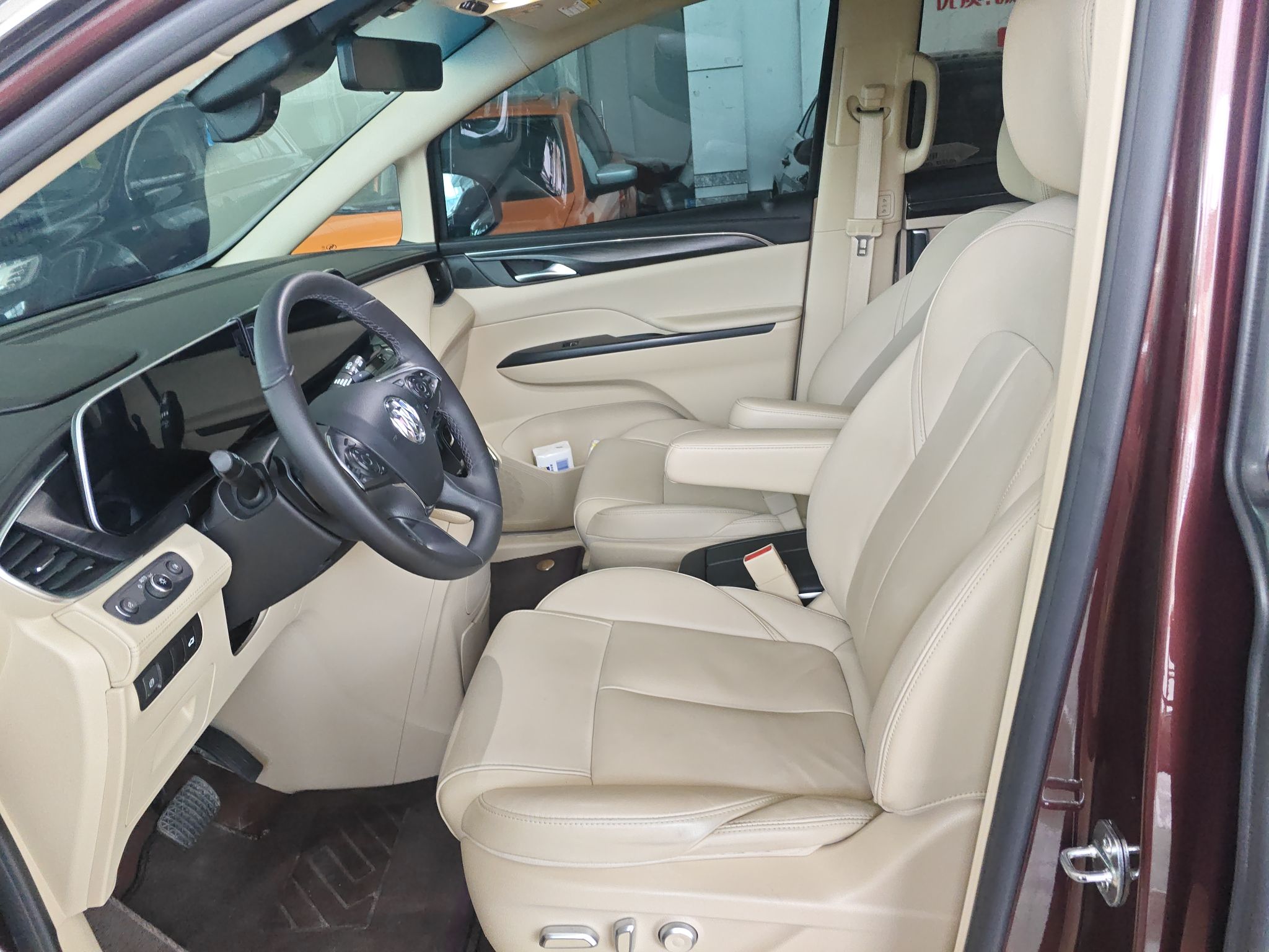 Переднее сиденье в автомобиле