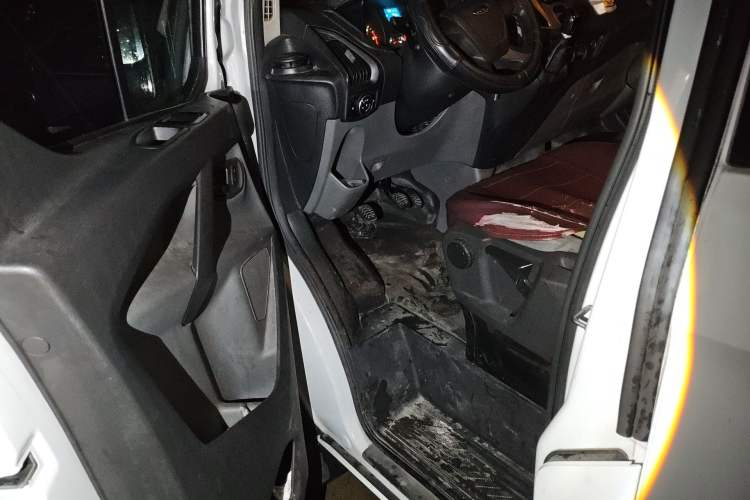 Used Ford Transit 2017 2.0T Diesel Multi-Function Commercial Vehicle Mid-Drive Mid-Roof China V Standard Driver Seat