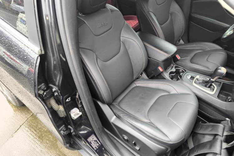 Used Jeep Cherokee 2016 2.4L Leading Edition Right Front Seat