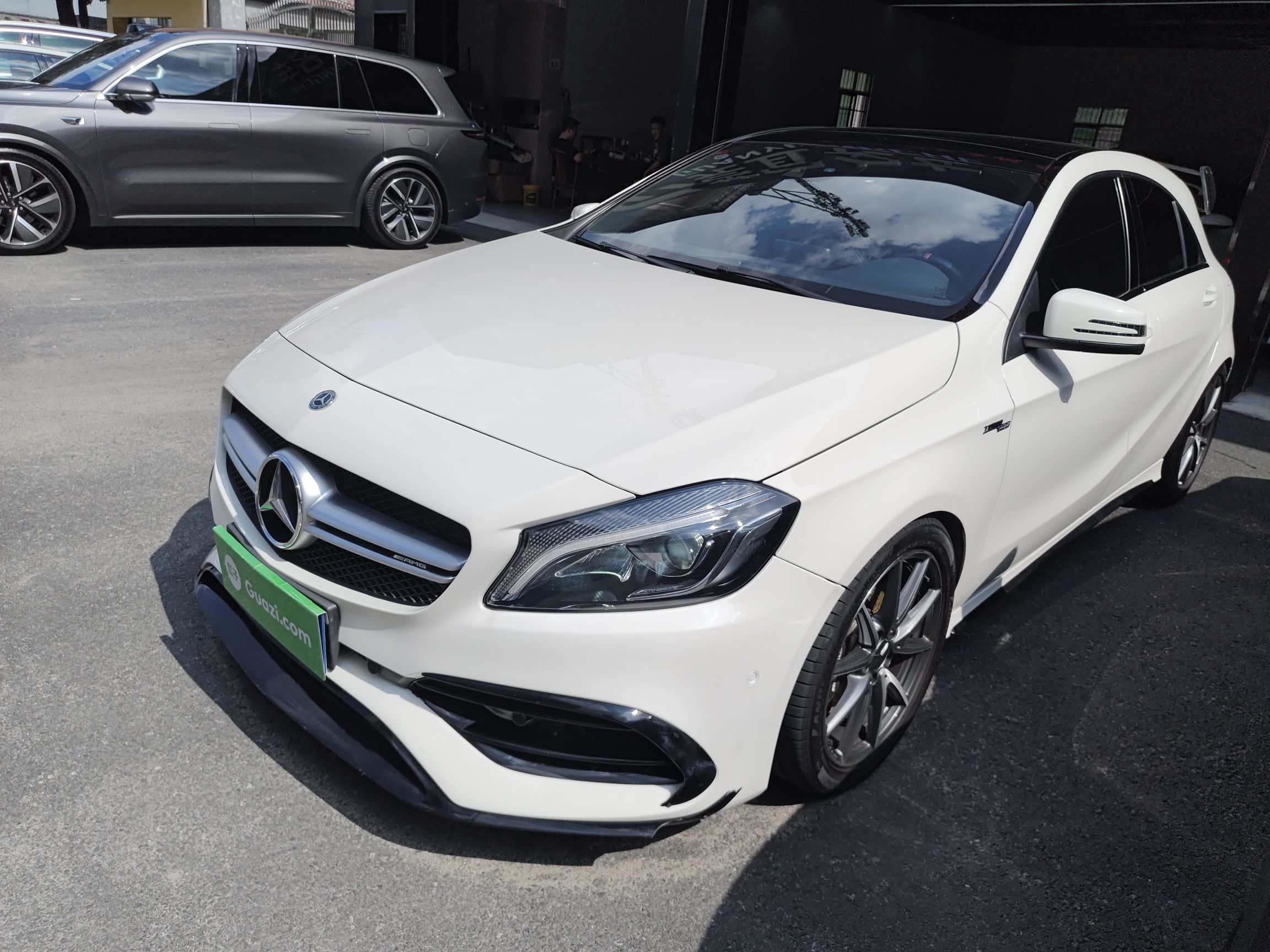 تحت مقدمة السيارة