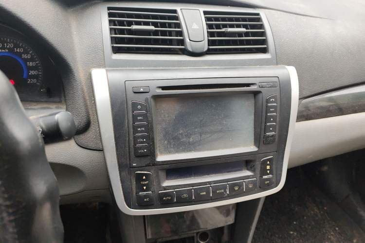 Used Zotye Z300 2014 New Vision 1.5L Manual Fashion Edition Audio And AC Panel