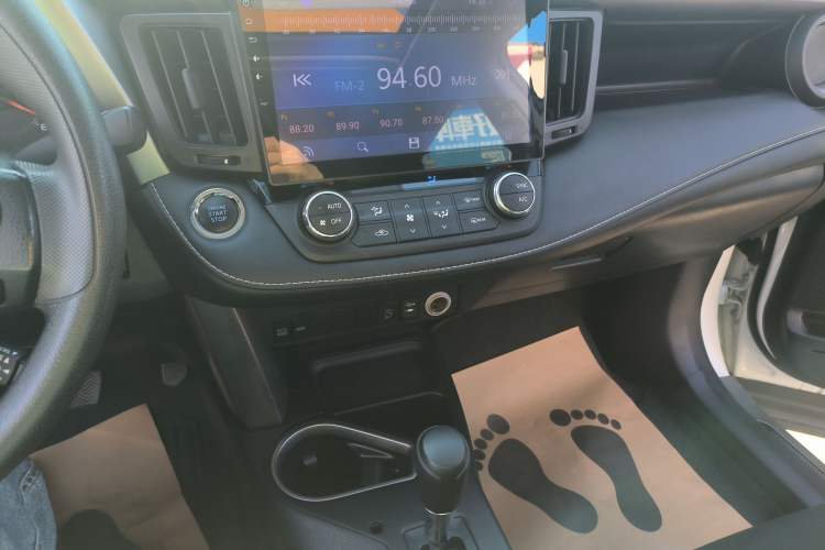 Used Toyota RAV4 2016 2.0L CVT Two-Wheel Drive Fashion Edition China V Standard