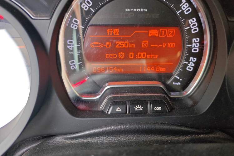 Used Citroen C5 2014 1.6T Automatic Luxury Model Odometer Close Up