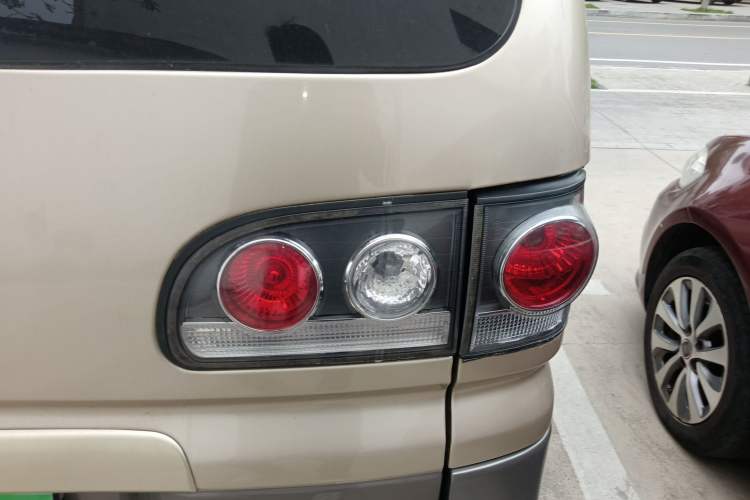 Used FORTHING Lingzhi 2015 V3 1.5L 7-Seater Luxury Model Right Rear Taillight