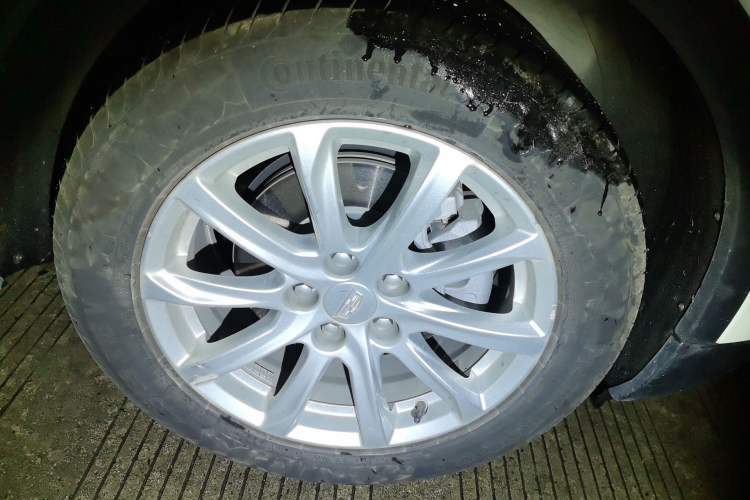 Used Cadillac XT4 2020 28T Two-Wheel Drive Tech Version Right Front Wheel Hub