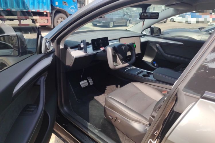 Used Tesla Model Y 2023 High-Performance All-Wheel-Drive Version
