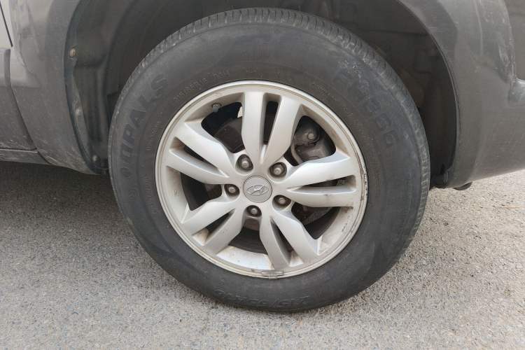 Used Hyundai Tucson 2009 2.0L Automatic Two-Wheel Drive with Sunroof Right Front Wheel Hub