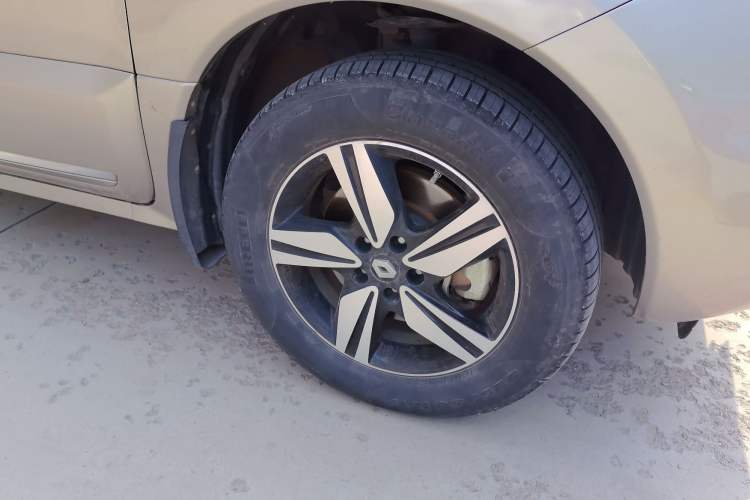 Used Renault Koleos 2015 2.5L 4x4 Comfort Edition Right Front Wheel Hub