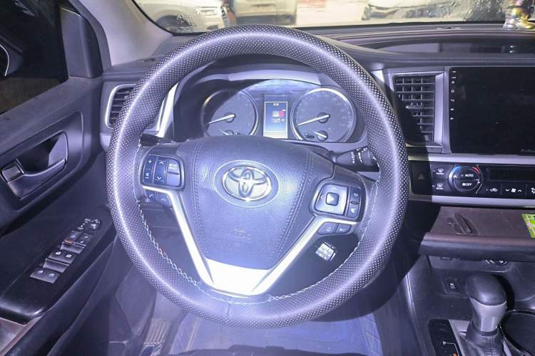 Used Toyota Highlander 2018 2.0T Four-Wheel Drive Luxury Edition 7 Seats China V Emission Standard Steering Wheel