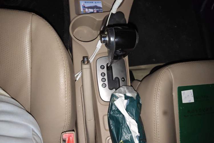 Used Kia Sportage 2011 2.0L Manual Two-Wheel-Drive GLS Gear Lever