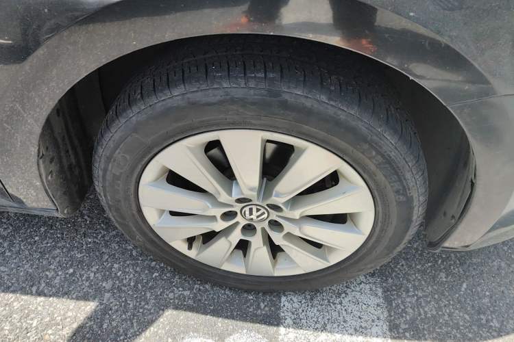 Used Volkswagen Lavida 2013 Restyled Classic 1.6L Manual Comfort Edition Right Front Wheel Hub