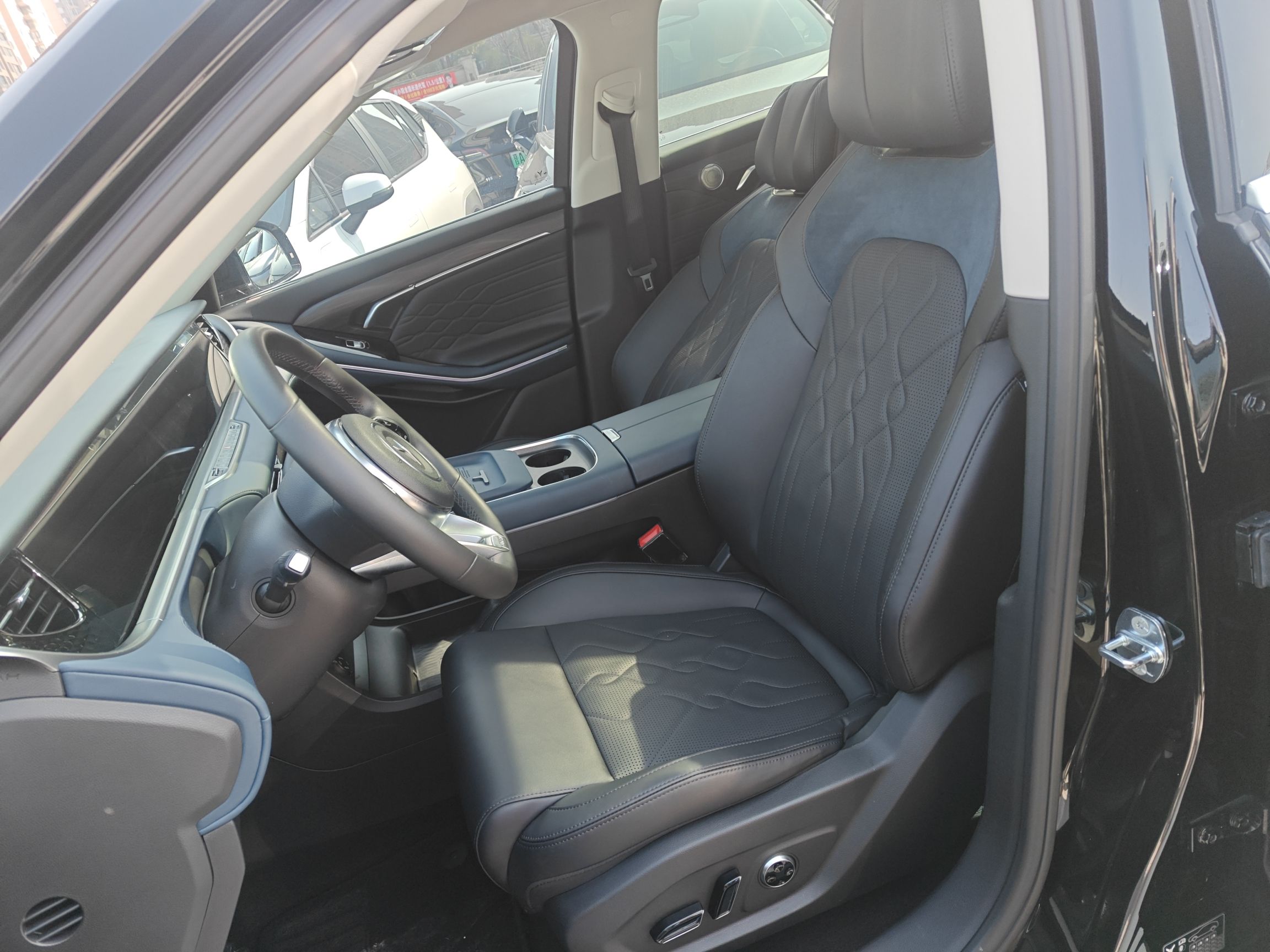 Переднее сиденье в автомобиле