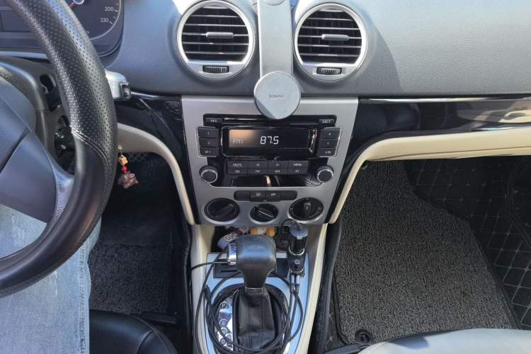 Used Volkswagen Lavida 2011 1.6L Automatic PinYou Edition Audio And AC Panel