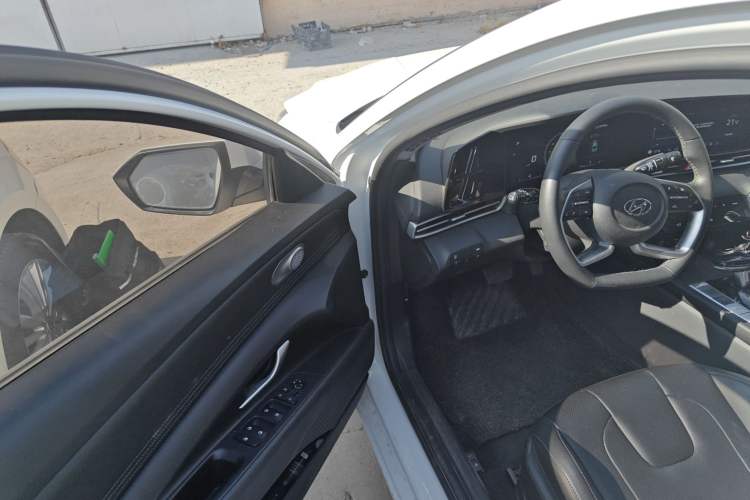 Used Hyundai Elantra 2022 1.5L CVT LUX Prestige Edition
