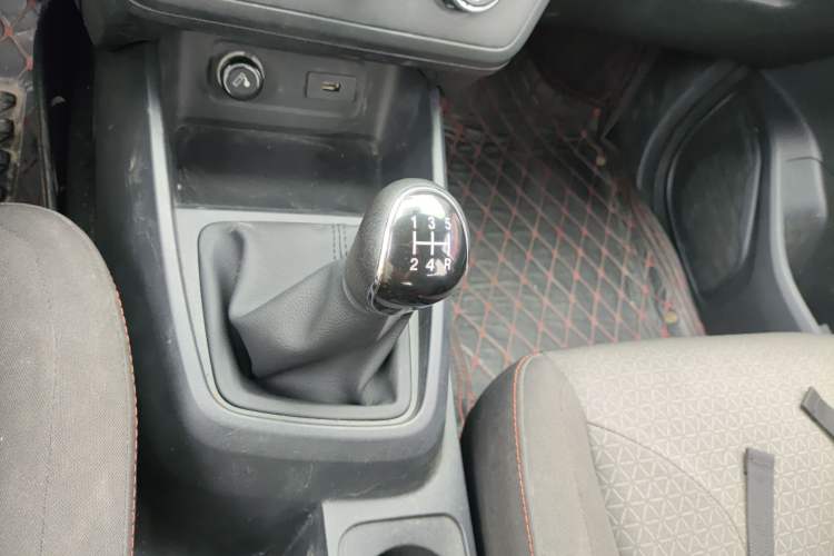 Used Dongfeng Fengon 380 2022 1.5L Comfort-Class Passenger Vehicle (Steel Spring) with 7 Seats
