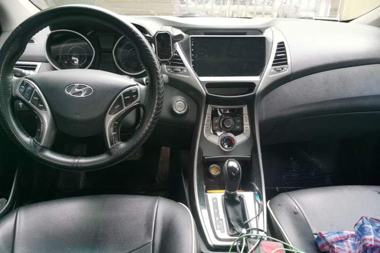 Used Hyundai Elantra (5th Generation / Langdong) 2013 1.6L Automatic Leading Model Center Console