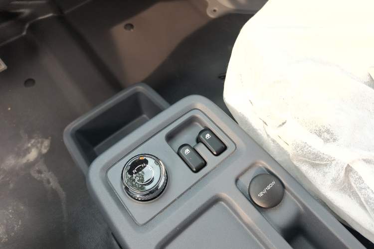 Used Wuling Yangguang 2024 300KM Comfort Version Passenger Van 75kW
