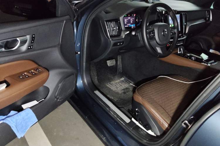 Used Volvo S60 New Energy 2024 T8 All-Wheel Drive Long-Range Zhiyi Luxury Edition
