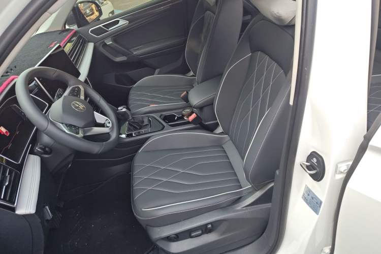 Used Volkswagen Tiguan L 2025 Model, Outstanding Version, 300TSI Automatic Two-Wheel Drive Longteng Edition