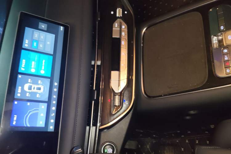 Used SAIC MAXUS G10 2025 Facelifted MAX 2.0T Automatic Executive Version Gasoline 7 Seats Audio And AC Panel