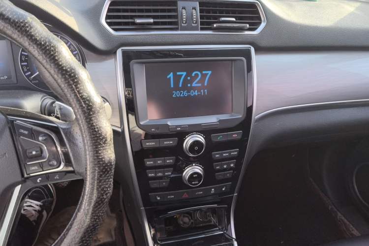 Used Haval H2 2018 Red-Label 1.5T Dual-Clutch Two-Wheel-Drive Luxury Model Audio And AC Panel