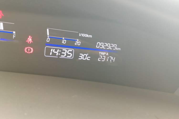 Used Honda Jade 2017 1.8L automatic Comfort version 5 seats Odometer Close Up