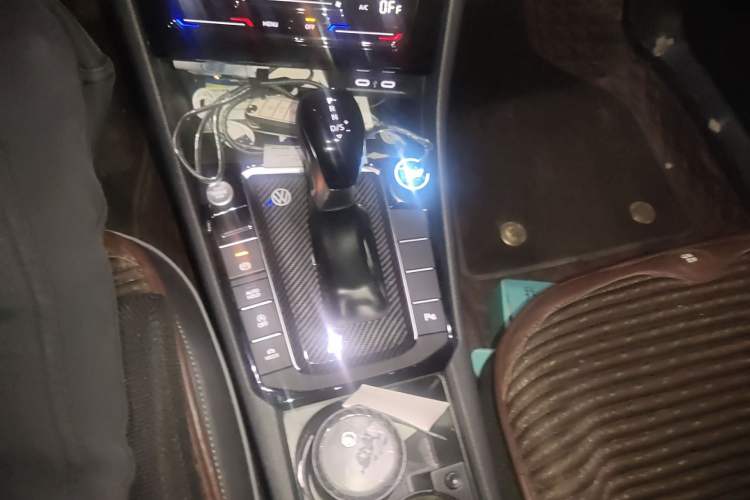 Used Volkswagen Sagitar 2023 300TSI DSG Excellence Edition Gear Lever