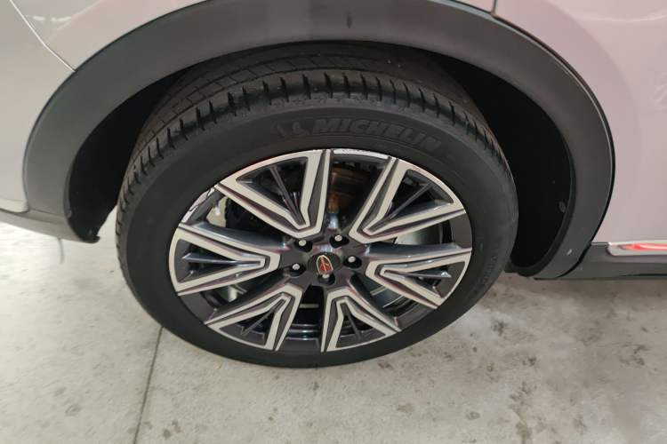 Used Hongqi HS5 2022 Facelifted Version 2.0T Smart Connect Flagship All-Wheel-Drive Edition Right Rear Wheel Hub