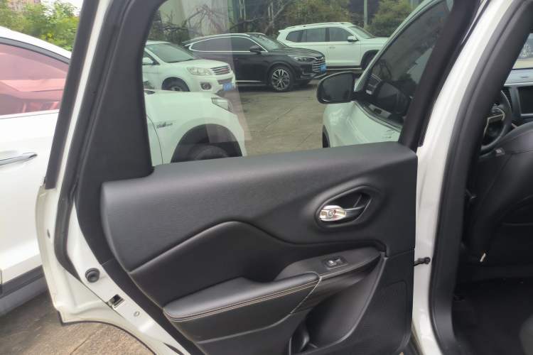 Used Jeep Cherokee 2017 2.0L Superior Edition