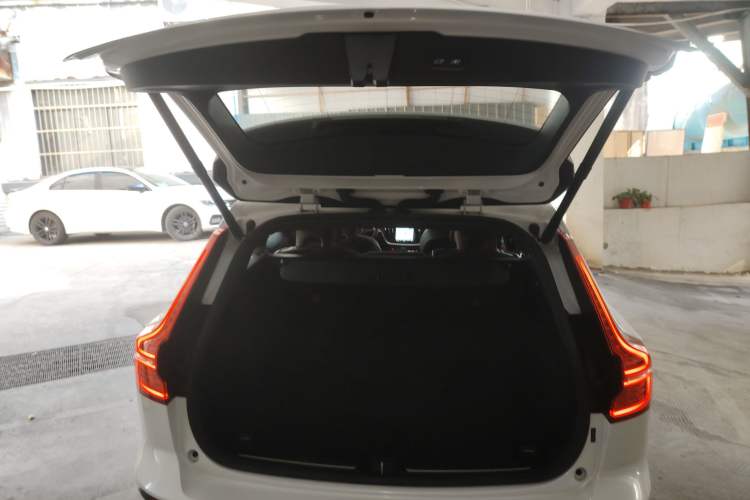 Used Volvo V60 2024 B5 Zhiyuan Luxury Edition