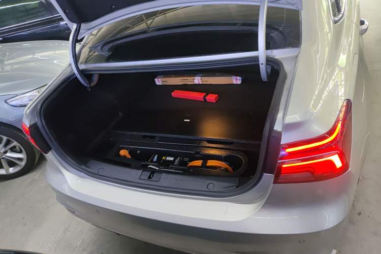 Used Roewe i6 New Energy 2017 45T Hybrid Connect & Smart Enjoyment Edition Trunk