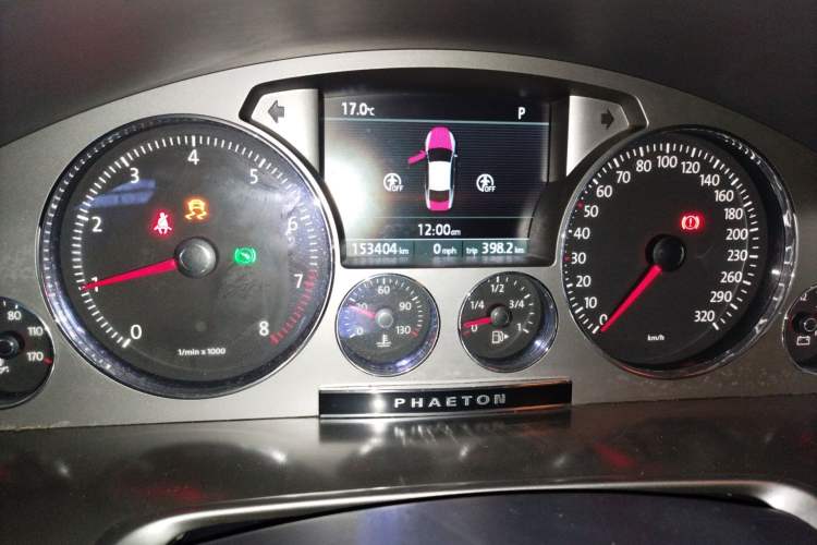 Used Volkswagen Phaeton 2011 4.2L V8 4-seat Extended-Range Individual Edition Odometer Close Up