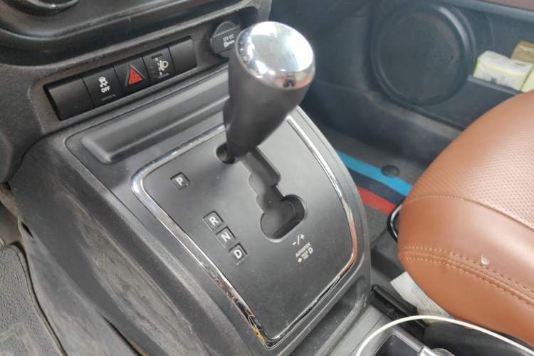 Used Jeep Patriot 2015 2.0L Sport Edition Gear Lever