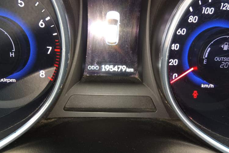 Used Hyundai Santa Fe 2013 2.4L Automatic 2WD Comfort Edition Odometer Close Up