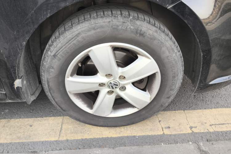 Used Volkswagen Lavida 2011 1.6L Manual - Premium Edition Right Front Wheel Hub