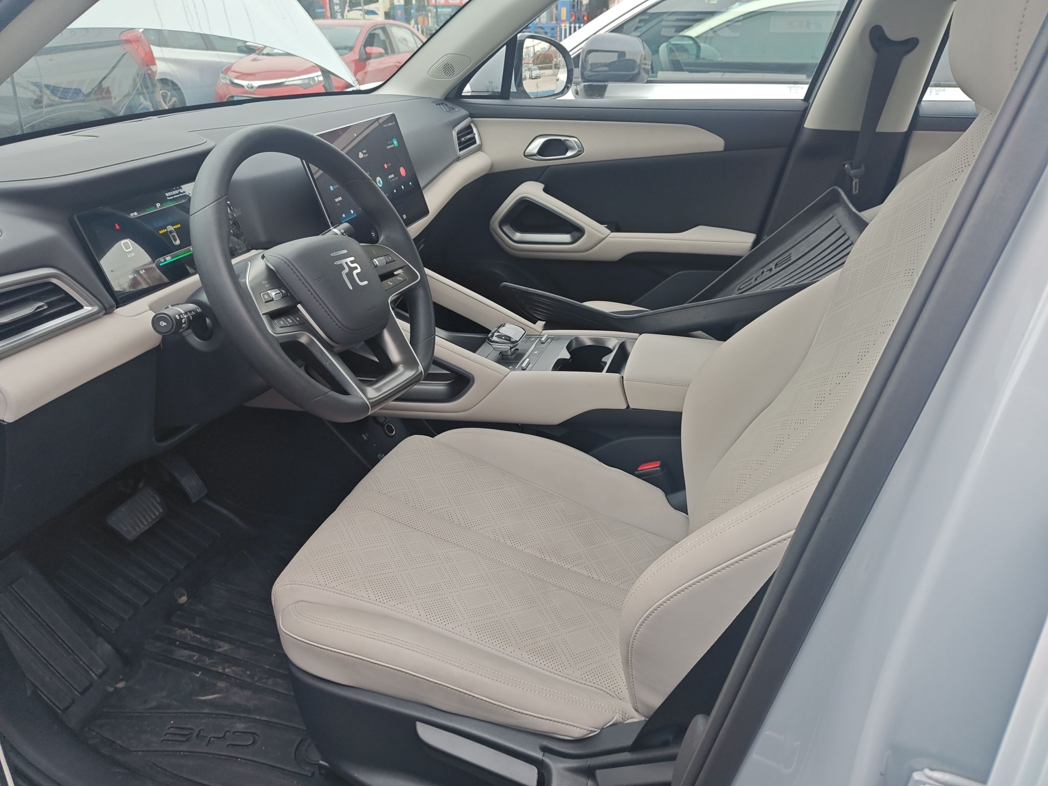 المقاعد الأمامية داخل السيارة