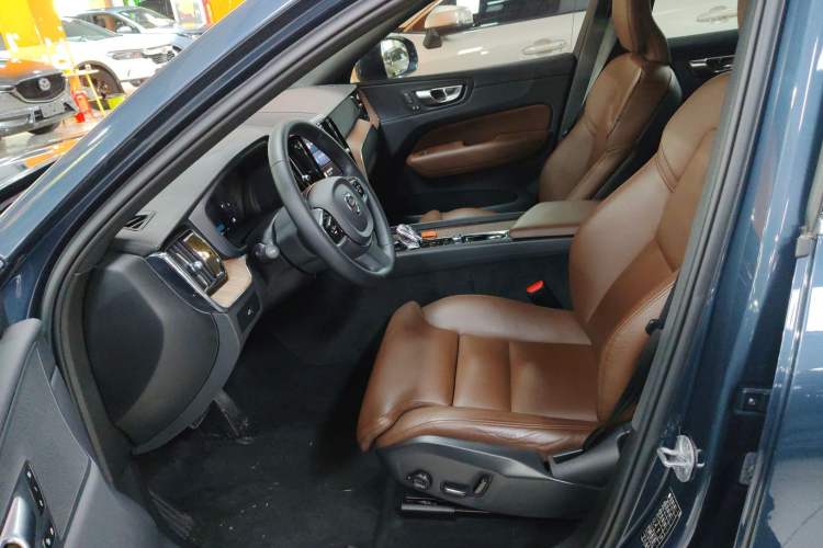 Used Volvo XC60 2024 B5 4x4 Smart Luxury Edition
