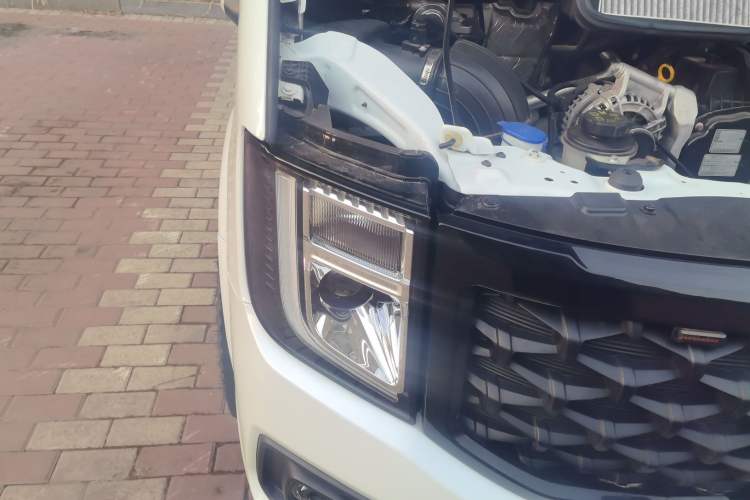 Used JMC Fushun 2023 2.0T Automatic Mid-Range High-Roof Commercial Multi-Purpose Passenger Vehicle with 6 Seats Right Front Headlight