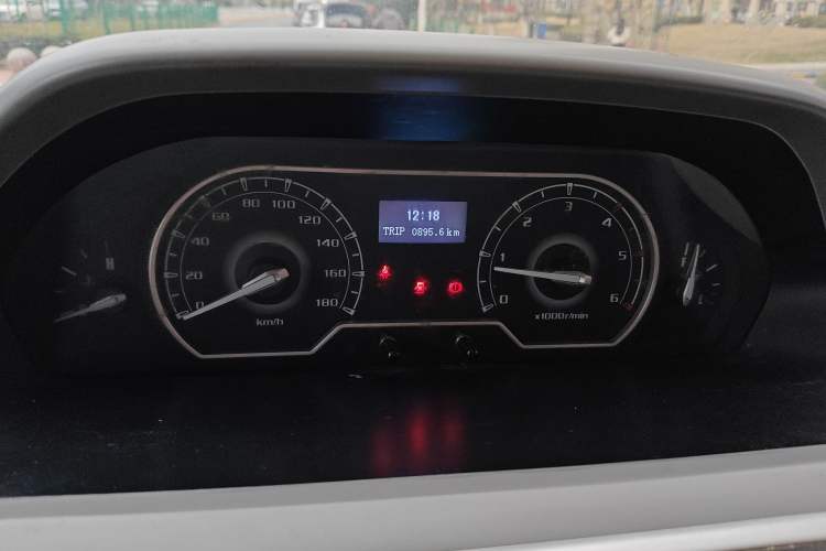 Used SAIC MAXUS Xintu V80 2019 2.5T Classic 6-Speed Manual Van Short Wheelbase Mid-Roof Design 2/3 Seats