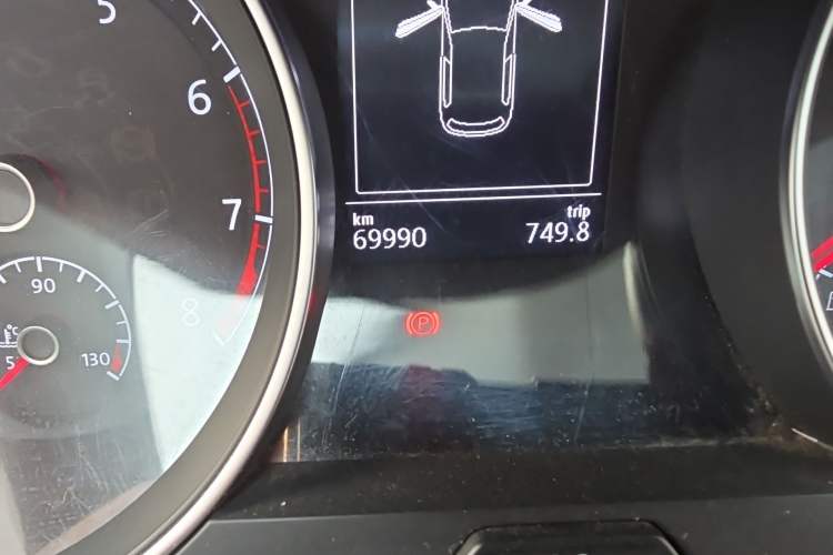 Used Volkswagen Golf 2015 1.4TSI Automatic Comfort Model Odometer Close Up