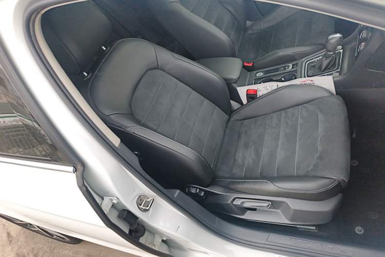 Used Volkswagen Golf 2020 280TSI DSG Luxury Edition Right Front Seat