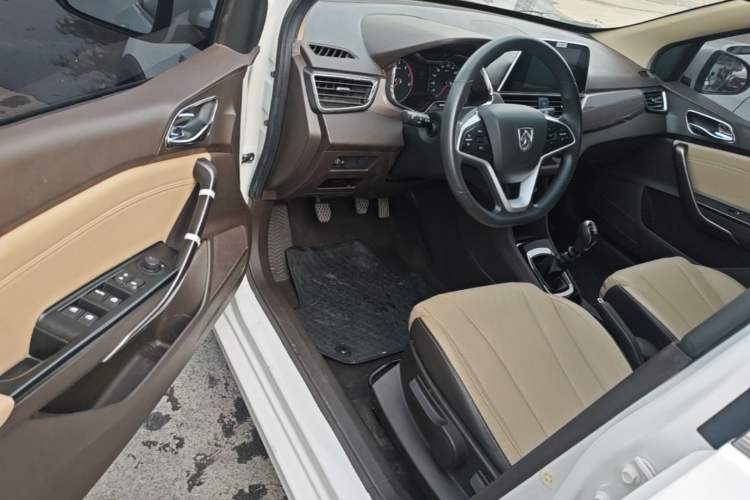 Used Baojun 310W 2017 1.5L Manual Fashion Model China V
