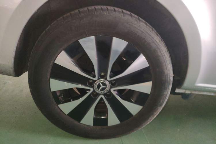 Used Mercedes-Benz Vito 2023 2.0T Business Version 7 Seats Right Rear Wheel Hub