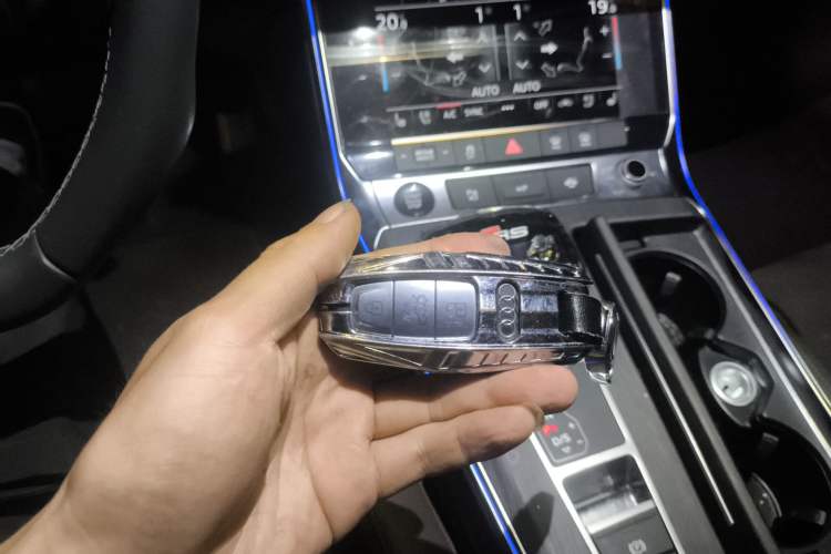 Used Audi A7L 2022 55 TFSI quattro S-line Zhiyuan Crystal Flow Package
