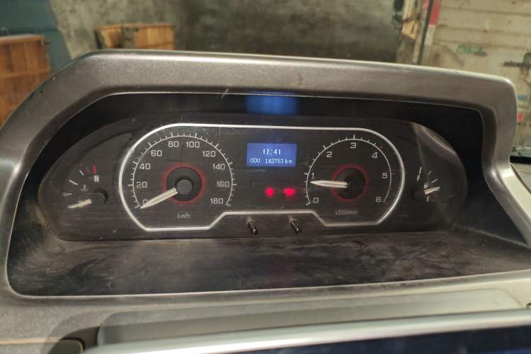 Used SAIC MAXUS Xintu V80 2017 2.5T 5-Speed Manual Aoyuntong National IV Short Wheelbase Ultra-Low Roof 5/6/10-Seater