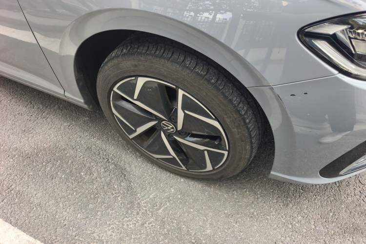 Used Volkswagen Lavida 2023 300TSI DSG Starry Sky Elite Edition Right Front Wheel Hub