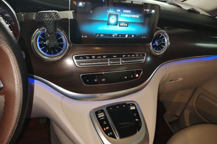 Used Mercedes-Benz V-Class 2020 V 260 Avantgarde Edition Audio And AC Panel