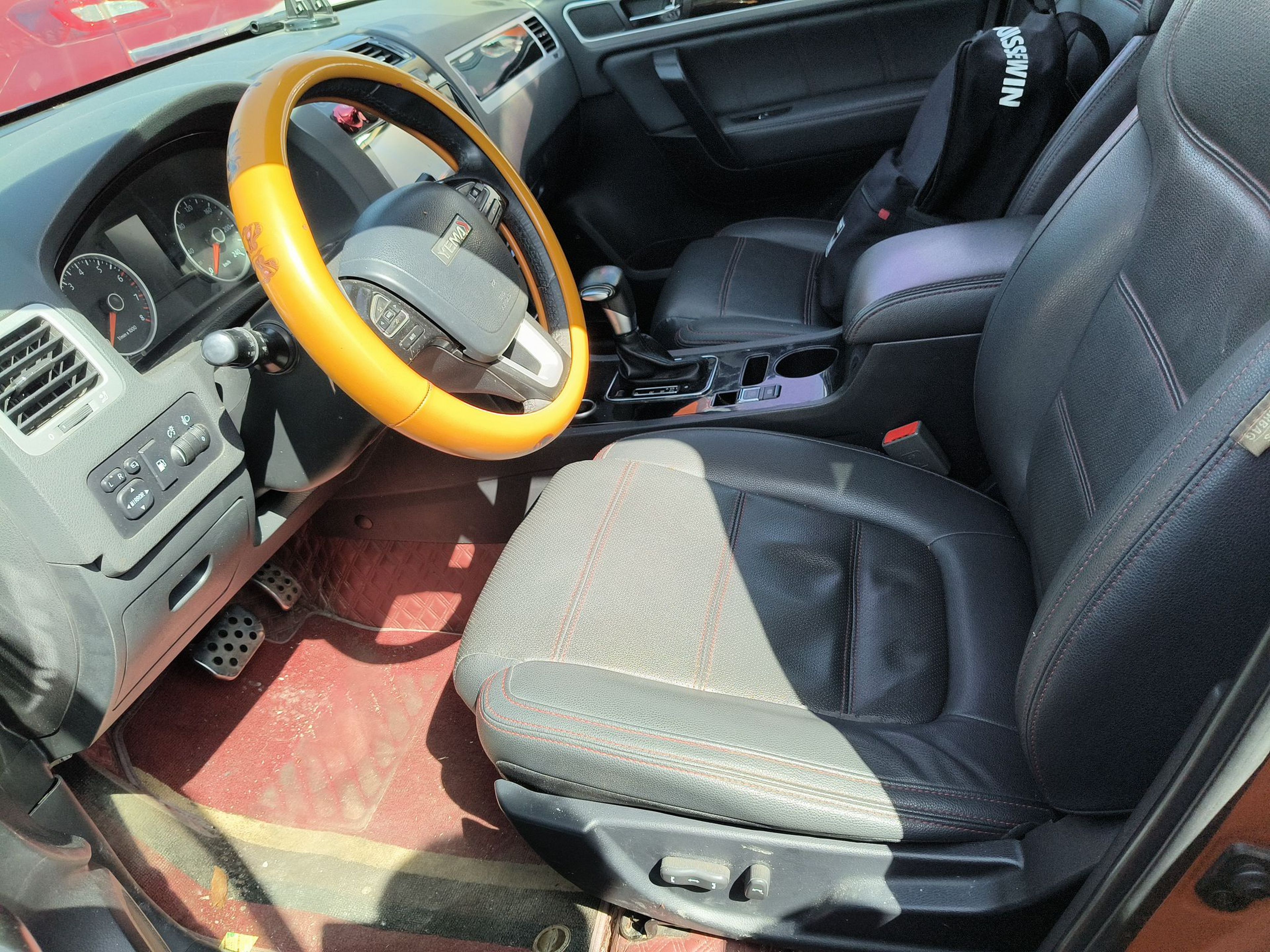 Переднее сиденье в автомобиле